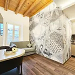Plaza Deluxe Modern Center House - View - Privacy * Como