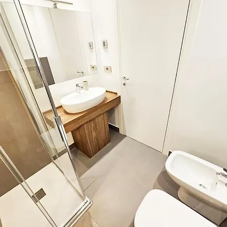 Plaza Deluxe Modern Center House - View - Privacy * コモ