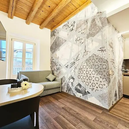 Plaza Deluxe Modern Center House - View - Privacy * コモ
