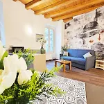 Plaza Deluxe Modern Center House - View - Privacy *