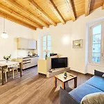 Plaza Deluxe Modern Center House - View - Privacy