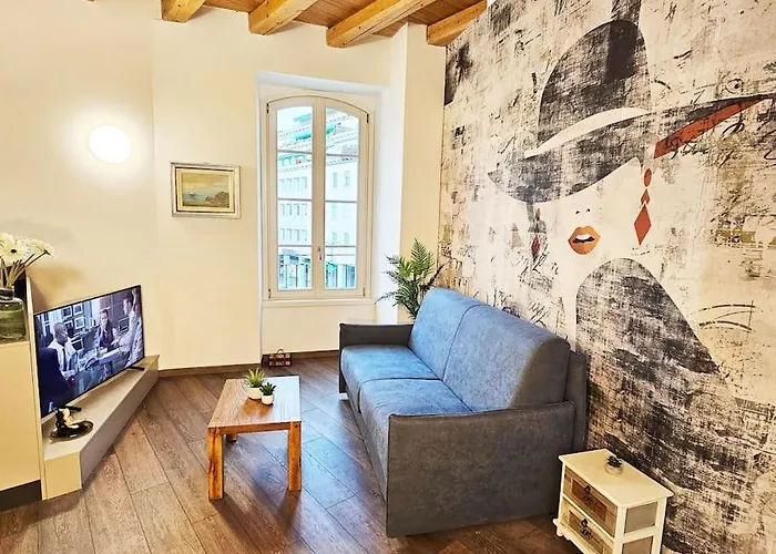 Plaza Deluxe Modern Center House - View - Privacy Apartment Como