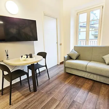 Plaza Deluxe Modern Center House - View - Privacy Daire Como
