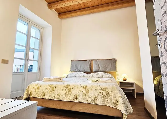 Plaza Deluxe Modern Center House - View - Privacy * Como