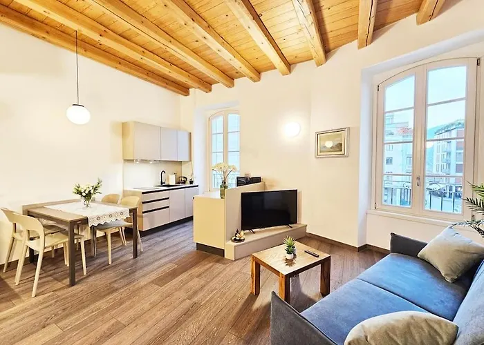 Plaza Deluxe Modern Center House - View - Privacy